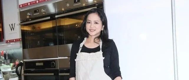 叶蕴仪出席活动，脸胖身子圆的身姿确实没亮点，全靠富婆气息撑着