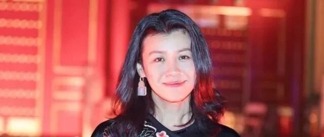 刘琳穿衣略显老气，再加上不会打扮，整个人还是很有”德华“的范