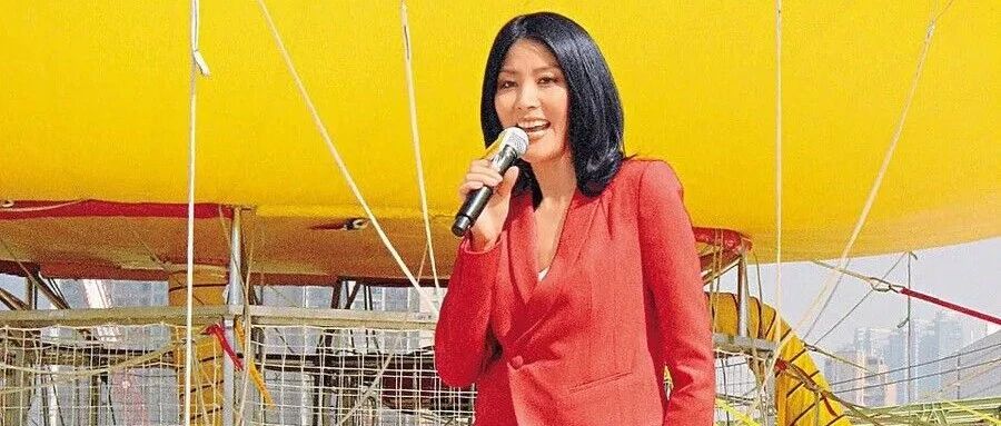 陈慧琳穿红色短裙现身，性感的双腿确实惹眼，一点没有衰老的迹象