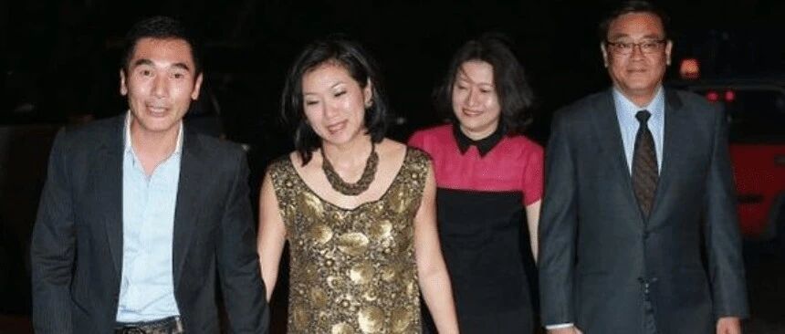 方中信老婆现身被拍，身材圆润皮肤松弛，典型的贵妇造型！