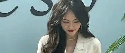 唐嫣生图看起来脸好胖!笑起来一点偶像包袱都没有，接地气极了