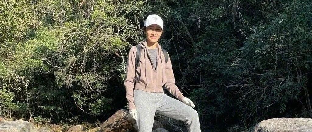 冻龄代表非黎姿莫属！穿简约运动装爬山，比20出头姑娘还时尚漂亮