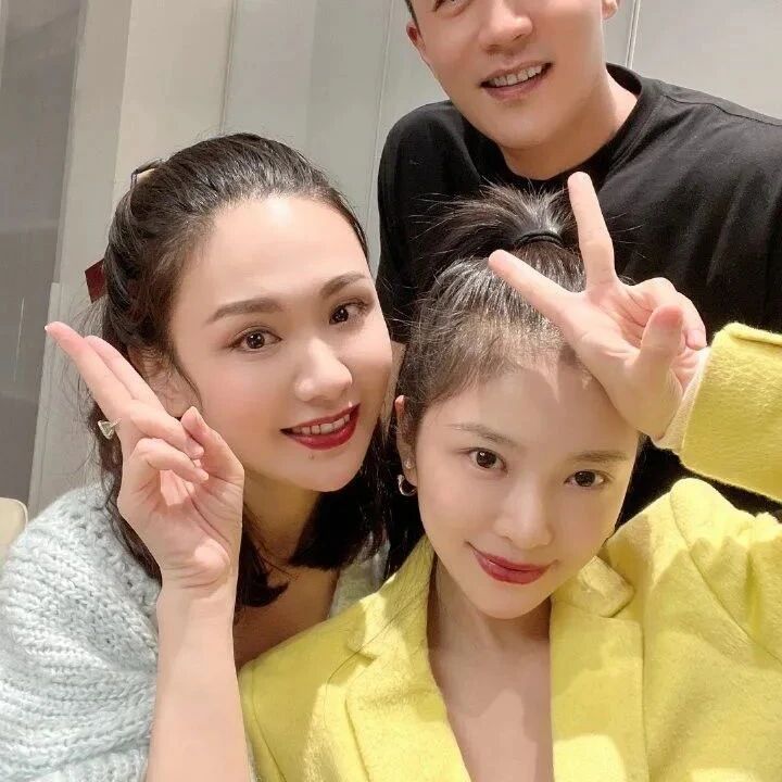 程莉莎当大瓦灯泡不怯场，穿浅绿色毛衣现身，比王灿夫妇低调多了