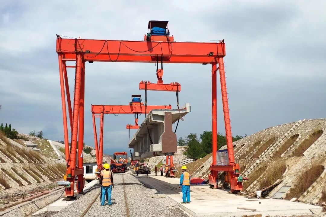 金台铁路缙云段铺轨完成