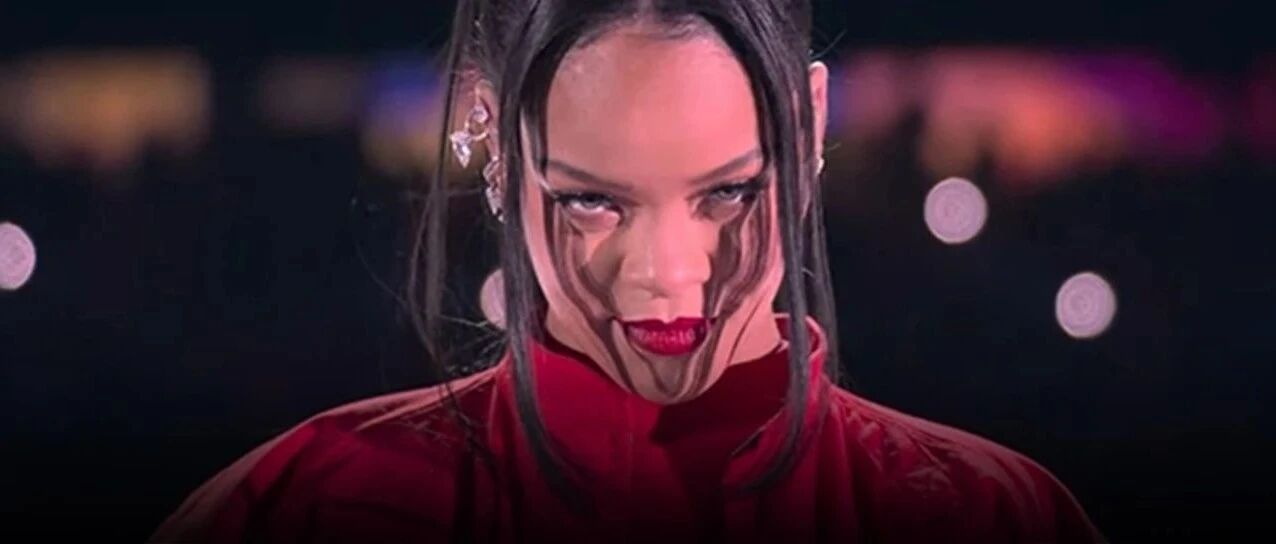服了!蕾哈娜Rihanna「超级碗」直播＂故意＂补妆,顶上热搜...