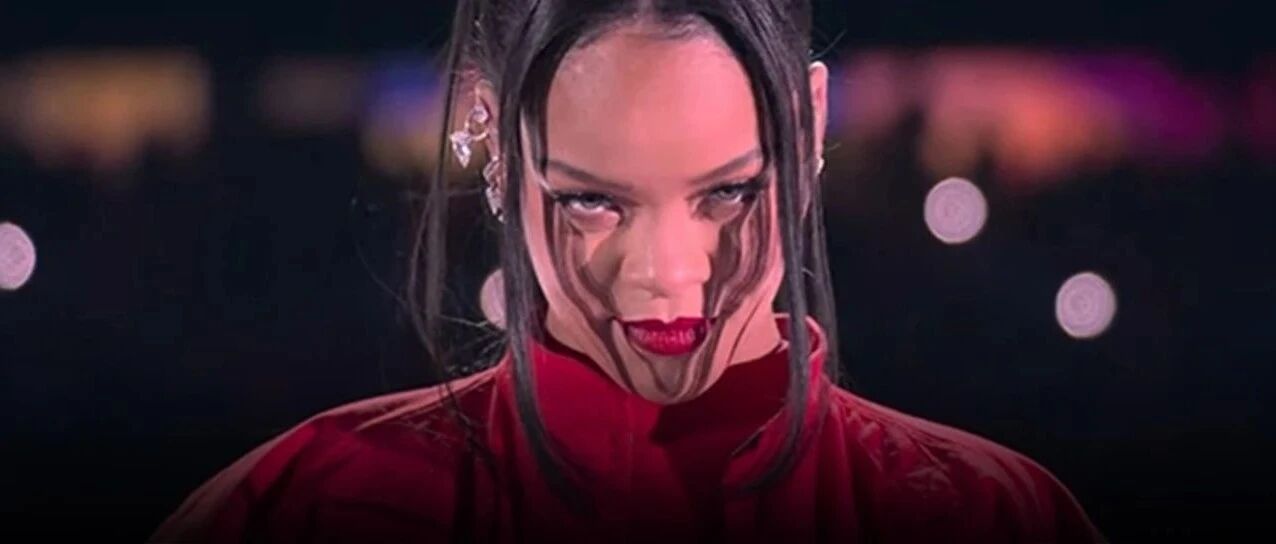 服了!蕾哈娜Rihanna「超级碗」直播＂故意＂补妆,顶上热搜...