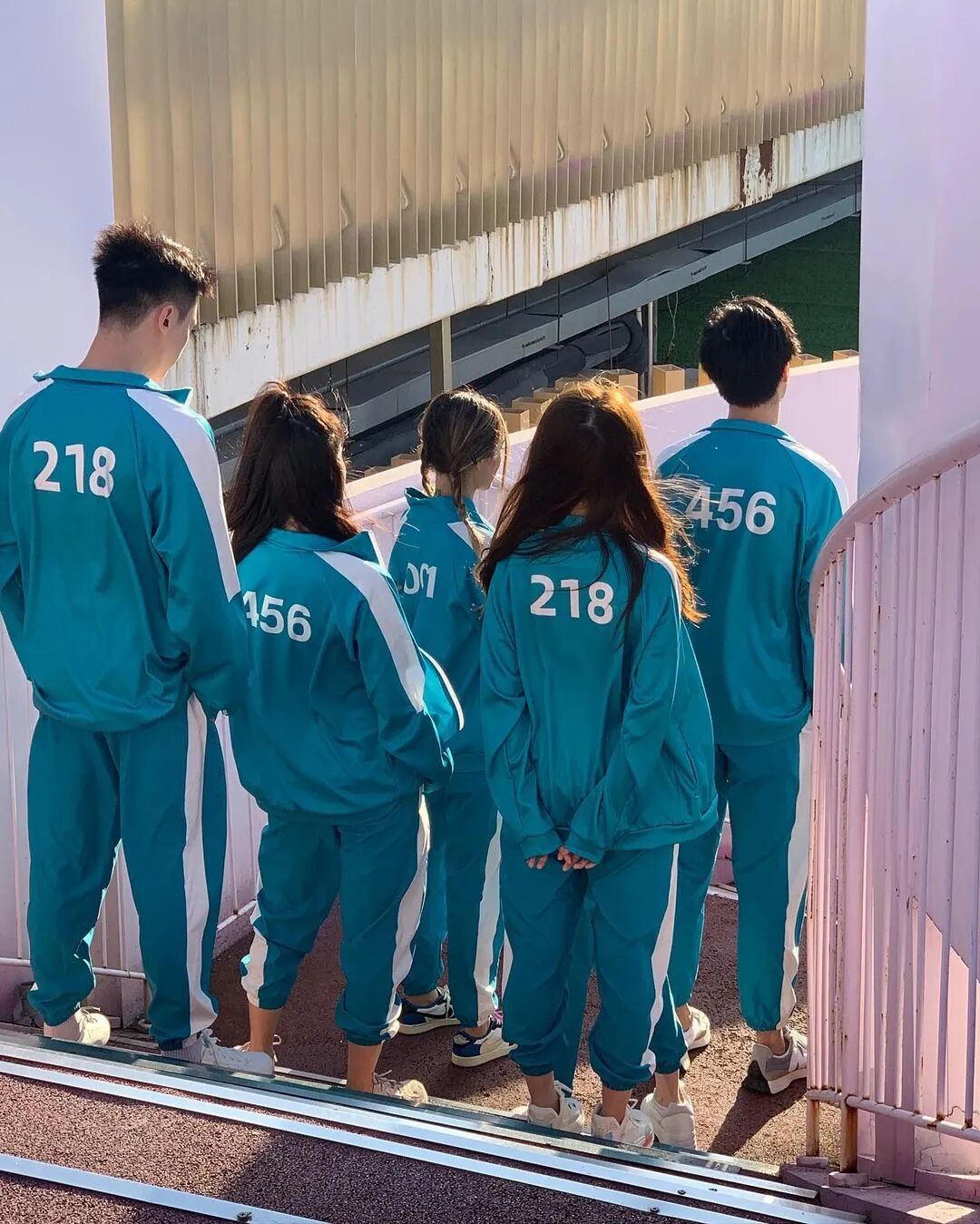 《鱿鱼游戏》联名运动服曝光发售，限量456件！居然还要抽签？-Supreme情报网