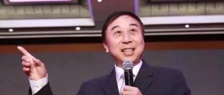 32年后，冯巩退出春晚，再没有“亲爱的观众朋友们，我想死你们啦！”