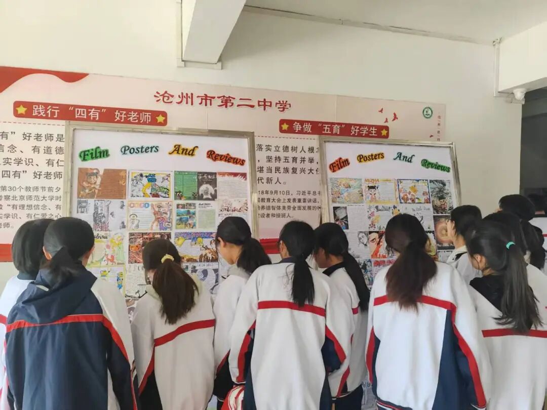 学生观看图片.jpg