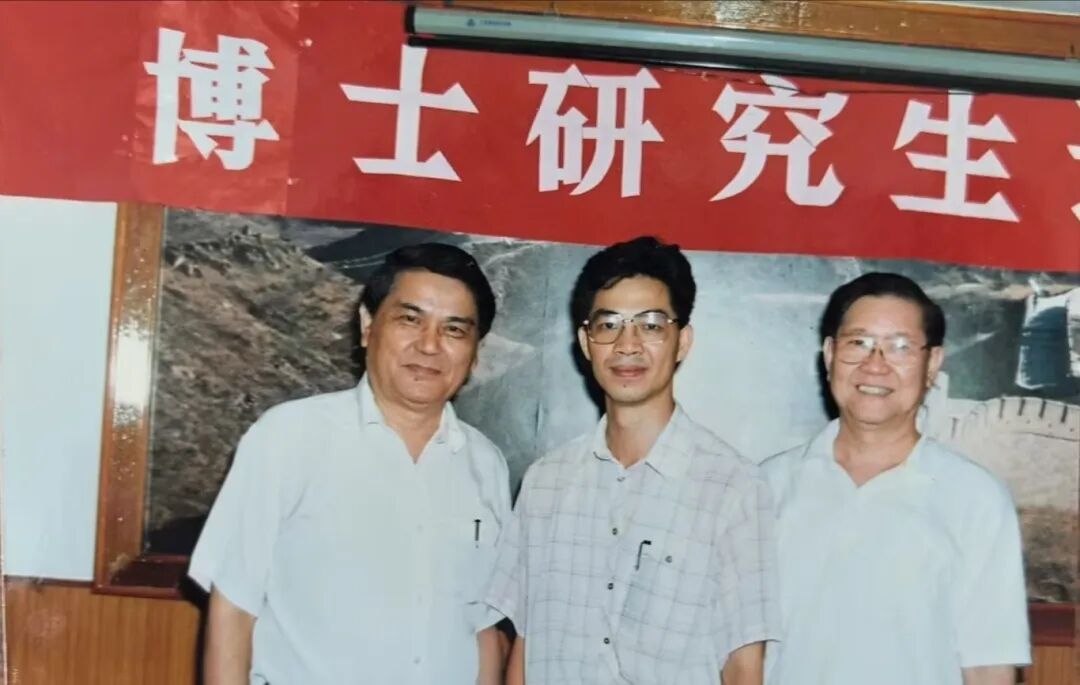 1995年，陈凌武（左二）参加博士研究生毕业答辩，与导师梅骅（左一）合影留念。