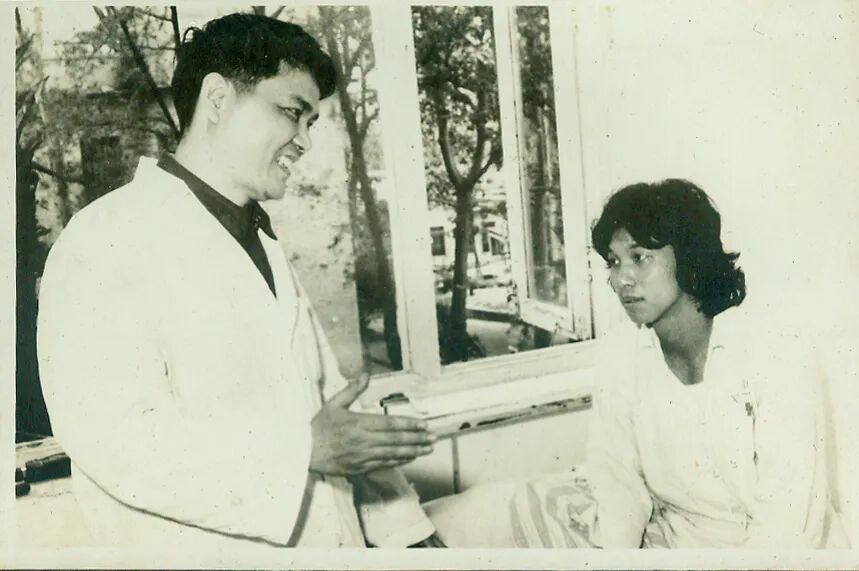 梅骅（左一）在查房。