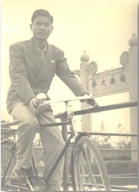 梅骅教授高中毕业后考入岭南大学（摄于1950年）