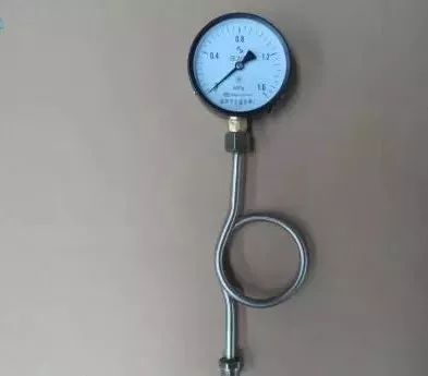 压力表与管道连接之间为什么要弯一个圈?