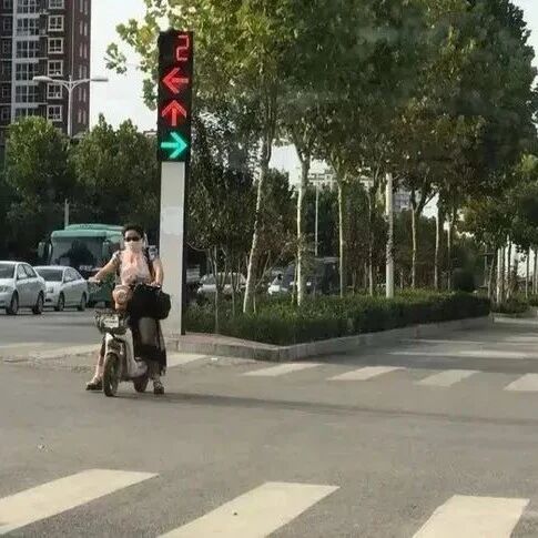 红灯20分钟不变灯，开过去算是闯红灯吗？交警：再说一遍，记住