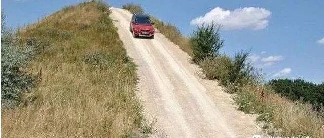 汽车下坡要不要踩离合？很多人没搞懂！