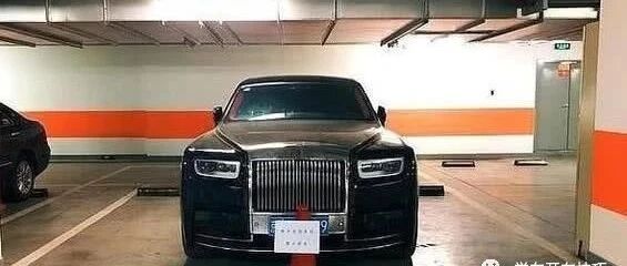 北京一辆劳斯莱斯占两个车位，看到车头写的10个字，保安：我也没办法处理