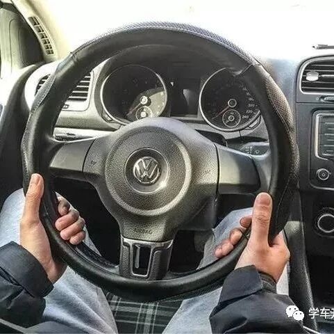 握方向盘的姿势可以暴露出自己的性格？坐第4种人的车不如步行