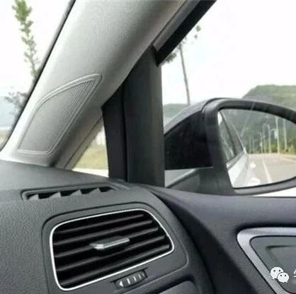 误闯红灯后到底该走该停？交警给出明确答案，这样做一分也不扣！