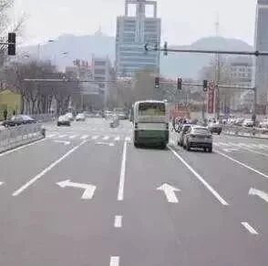 路口掉头，要不要越过斑马线？交警：这样开，罚你没商量！