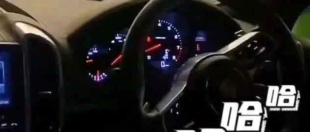 广东一代驾小哥上车找不到油门，逗笑女车主：你那边有方向盘吗?
