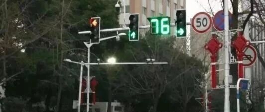 一旦走错，6分不保!新版“红绿灯”开始启用，采用新国标信号灯。