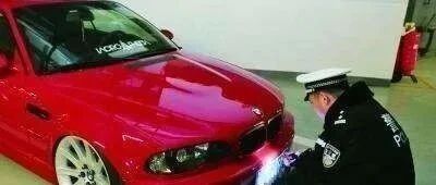 车上装了这个小东西让女司机傻眼了，撞车后保险公司拒绝理赔！