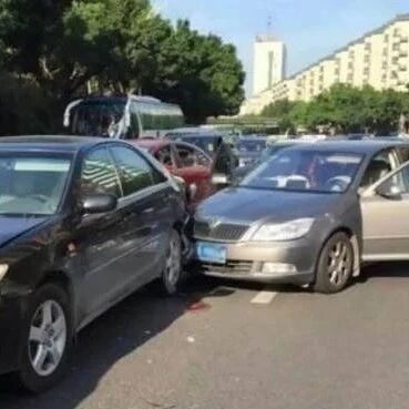 前车强行加塞，后车故意撞车，谁的责任？交警：最后再说一次！