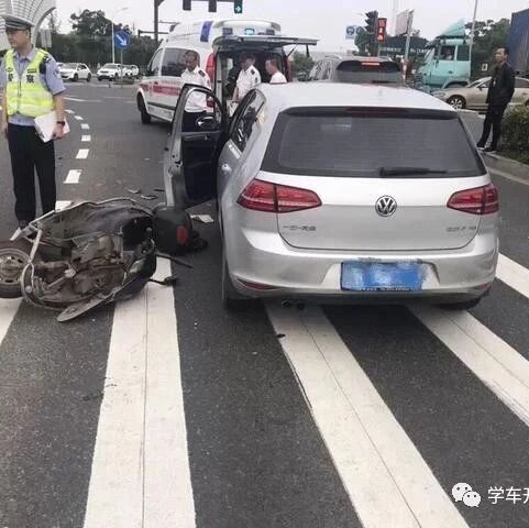 车子停放在车位里，行人撞到汽车后死亡，车主需不需要承担责任