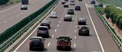 为啥有人在超车道上还打左转向灯?新手知道原因后：不愧是老司机