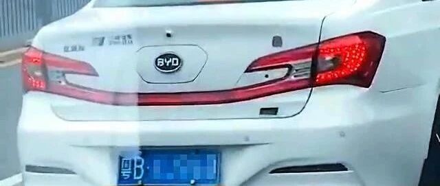 深圳惊现双车牌比亚迪，前往香港“买菜”，网友直呼：大佬总是那么的朴实无华！