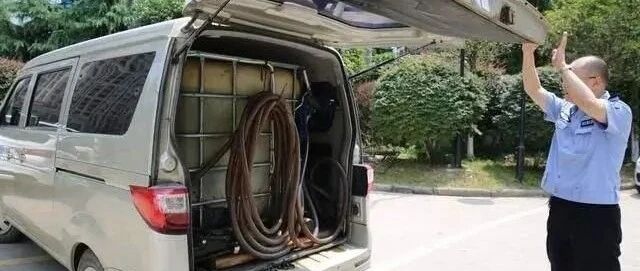 一辆五菱宏光下高速时被查，打开后备箱后，交警疯狂大叫：给我拿下！