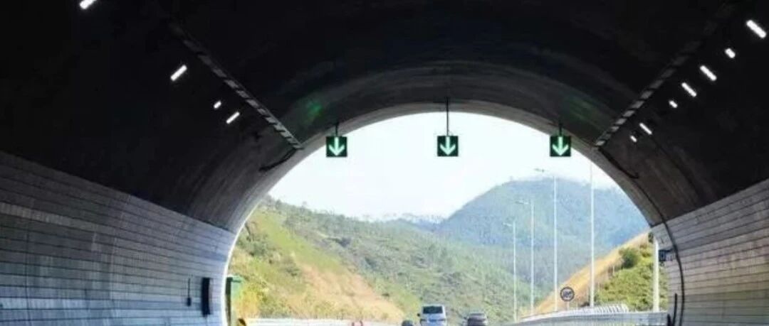 高速上隧道内禁止超车，那前车太慢怎么办？交警教你正确方法