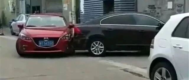 20万买的车位被霸占，业主拿出“强效脱漆水”，奔驰瞬间变了样