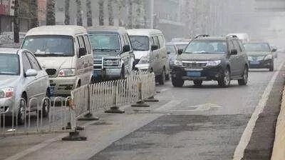 遇到加塞怎么办？老司机：一招就能解决，比撞他的车更解气