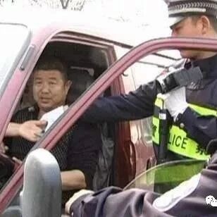 “无证驾驶”撞上“酒驾”哪方负责？交警给出正确解答，长见识了