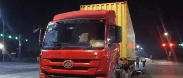 为什么货车夜晚闯红灯不扣分？私家车却不行，交警表示也很无奈！