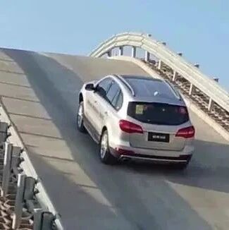 自动挡在上坡时，光踩油门是错误操作，老司机：这样上坡才安全！