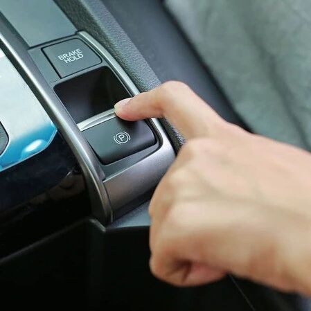 不仅仅只能刹车，电子手刹还有一大用处，学会不吃亏