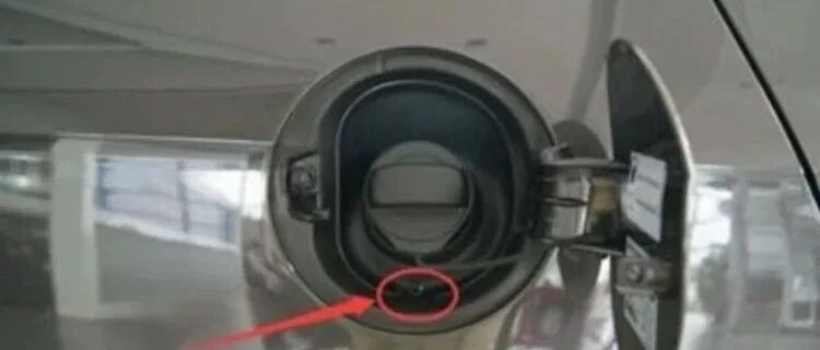 轮胎都磨平了，才发现油箱旁边的小孔，聪明人一直在用