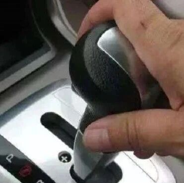 开车时能直接从“D档”换到“S档”吗？要不要踩刹车？别弄错了！