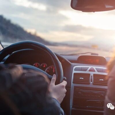 车速120突然限速60，要不要急刹车？交警：想玩命可以试试看！