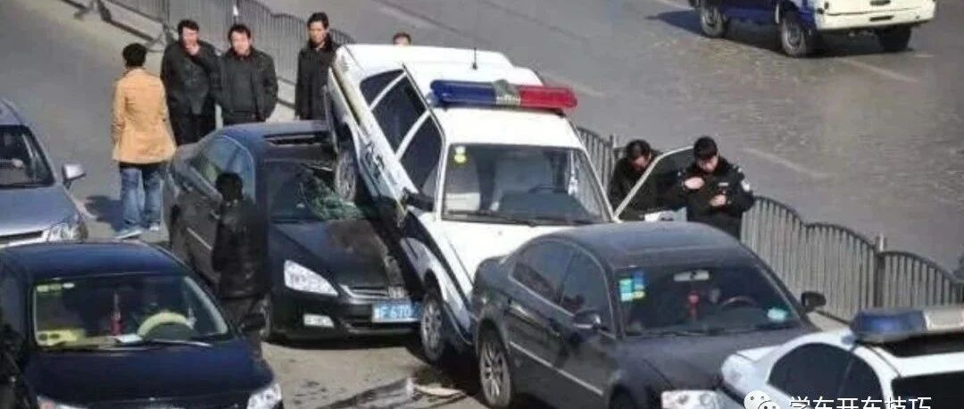 重庆一辆奇瑞高速追尾奔驰，奔驰车主大喊：别报警，我赔你80000块！