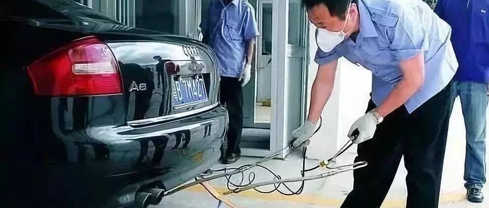 广州女司机大闹车管所：卖车的合格，卖油的合格，为啥年检就不合格？