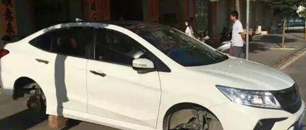 霸占他人车位3个月，声称在国外旅游，业主在车上怒写12大字