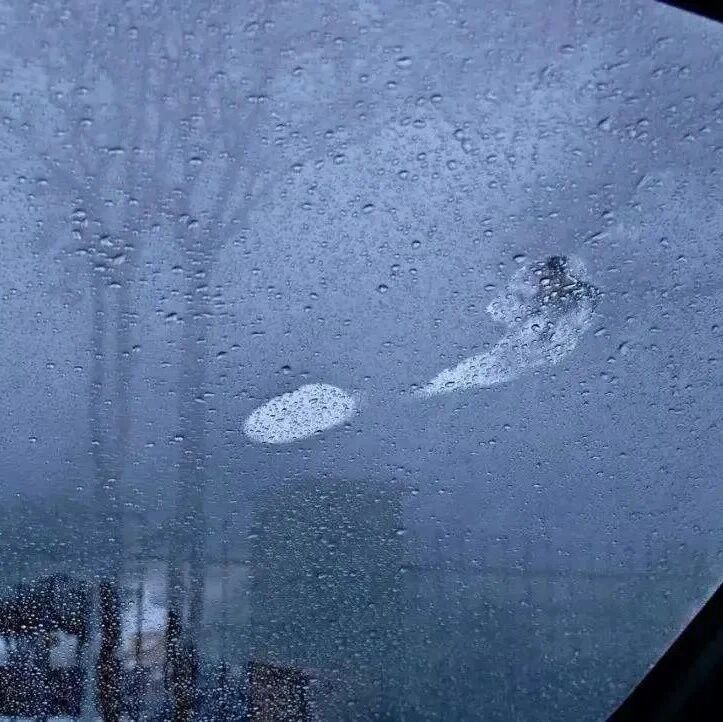 开了这么久的车才明白，车窗起雾不用暖风吹，学会这招省钱又安全