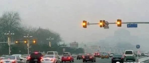 黄灯最后1秒后轮过线，是走还是停？交警：这才是完美的解释！