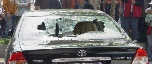 保险公司：挡风玻璃被砸不赔！交警：主要因为你说了一个“是”字