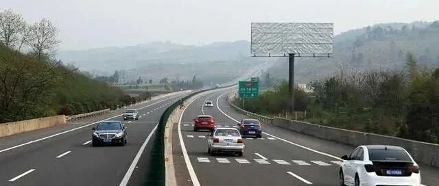 上高速时，遇到前车急刹是躲还是跟着急刹？交警：最后再说一次