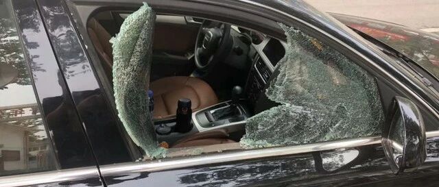 车钥匙被锁车里咋办？老司机：砸玻璃的太蠢了，车上到处是机关