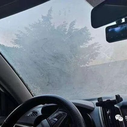 摸了8年方向盘，才知道车上有“一键除雾”按钮！按下就清晰透亮